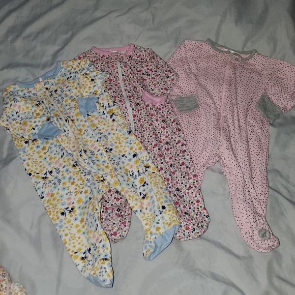Gerber Baby Girl Footies Bundle Sz 0-3 Months - Picture 1 of 2